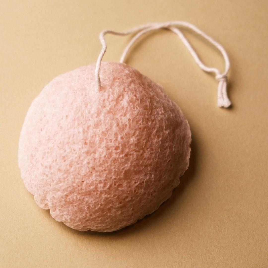 Ainutlaatuinen luomu konjac-sieni on ehdoton osa toimivaa ihonhoitorutiinia.