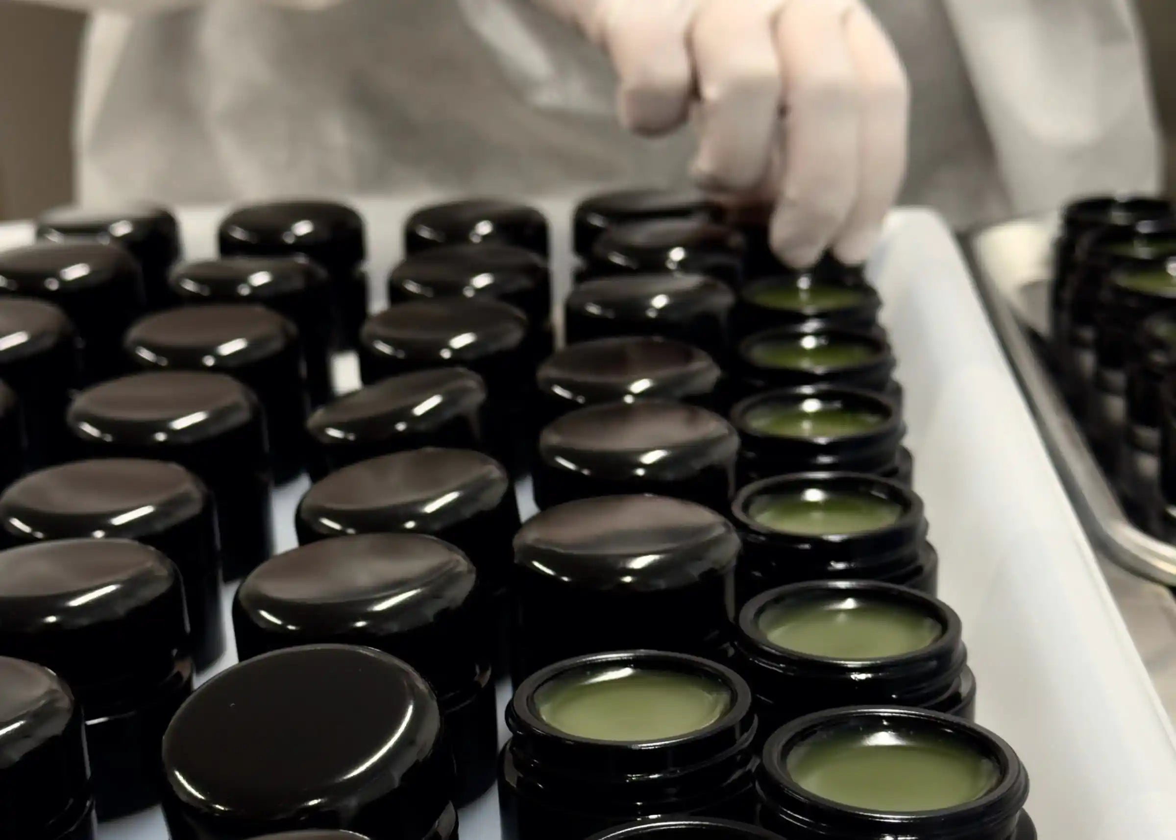 Essence Balm kasvobalmeja Soil of Beautyn laboratoriossa